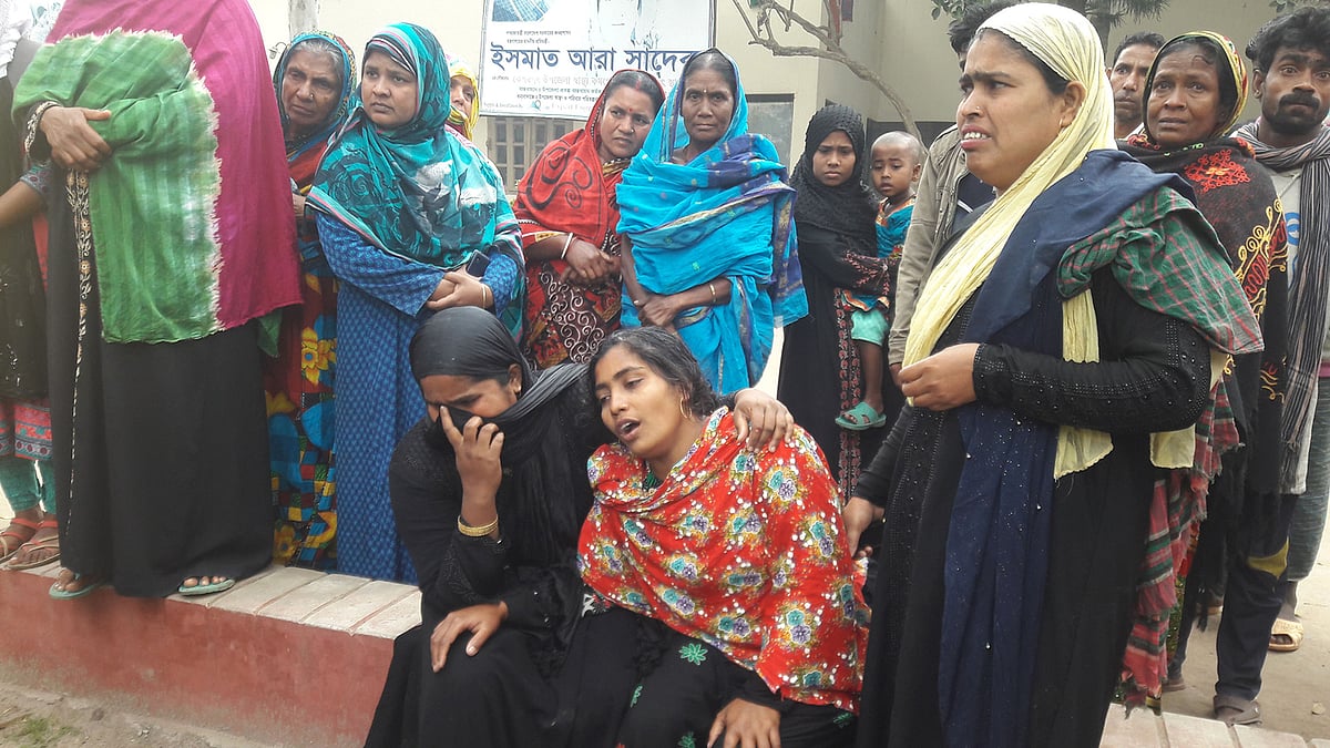 সড়ক দুর্ঘটনায় একমাত্র সন্তান সাব্বিরকে হারিয়ে মা আফরোজা বেগমের আহাজারি। ছবি: দিলীপ মোদক