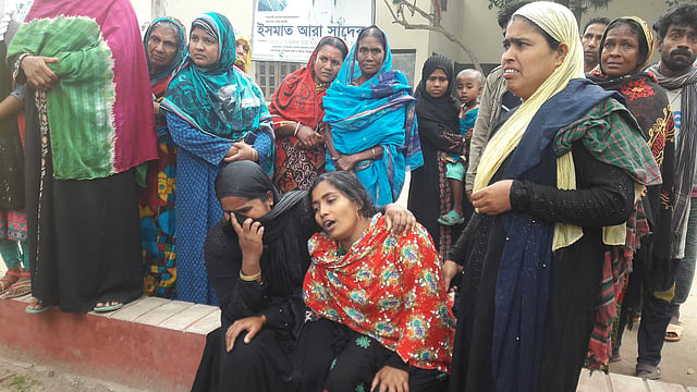 সড়ক দুর্ঘটনায় একমাত্র সন্তান সাব্বিরকে হারিয়ে মা আফরোজা বেগমের আহাজারি। ছবি: দিলীপ মোদক