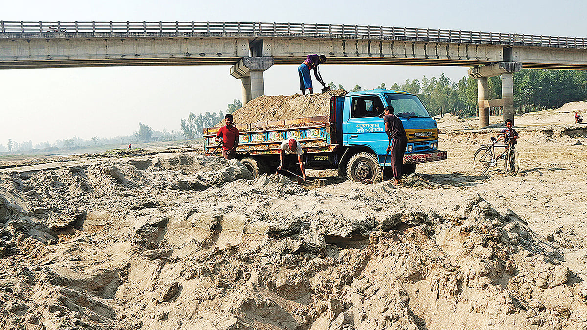 সোনাহাটা-বাগবাড়ি সড়কে বাঙ্গালী নদীর ওপর সেতু। নিচে বালু বিক্রি করা হচ্ছে। গতকাল সকালে বগুড়ার ধুনট উপজেলার বেড়েরবাড়ি গ্রামে। প্রথম আলো