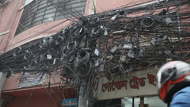 ফকিরাপুলের বক্স কালভার্ট রোডজুড়ে তারের জটলা।