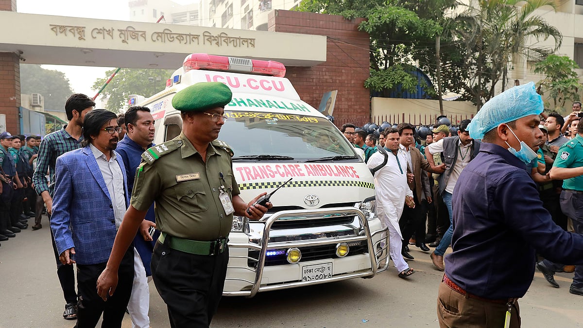 আওয়ামী লীগের সাধারণ সম্পাদক গুরুতর অসুস্থ ওবায়দুল কাদেরকে সিঙ্গাপুরের উদ্দেশে বিমানবন্দরে নেওয়া হচ্ছে। সোমবার বিকেলে তাঁকে বহনকারী অ্যাম্বুলেন্স রাজধানীর বঙ্গবন্ধু শেখ মুজিব মেডিকেল বিশ্ববিদ্যালয় (বিএসএমএমইউ) থেকে বিমানবন্দরের উদ্দেশে ছেড়ে যায়। ছবি: শুভ্র কান্তি দাশ