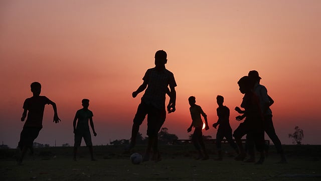 পশ্চিম আকাশে দিনের আলো নিভিয়ে বিদায় নিচ্ছে সূর্য
