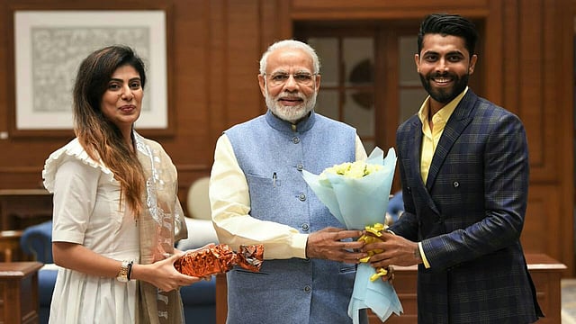 সক্রিয় রাজনীতিতে নাম লেখালেন জাদেজার স্ত্রী। ছবি: টুইটার