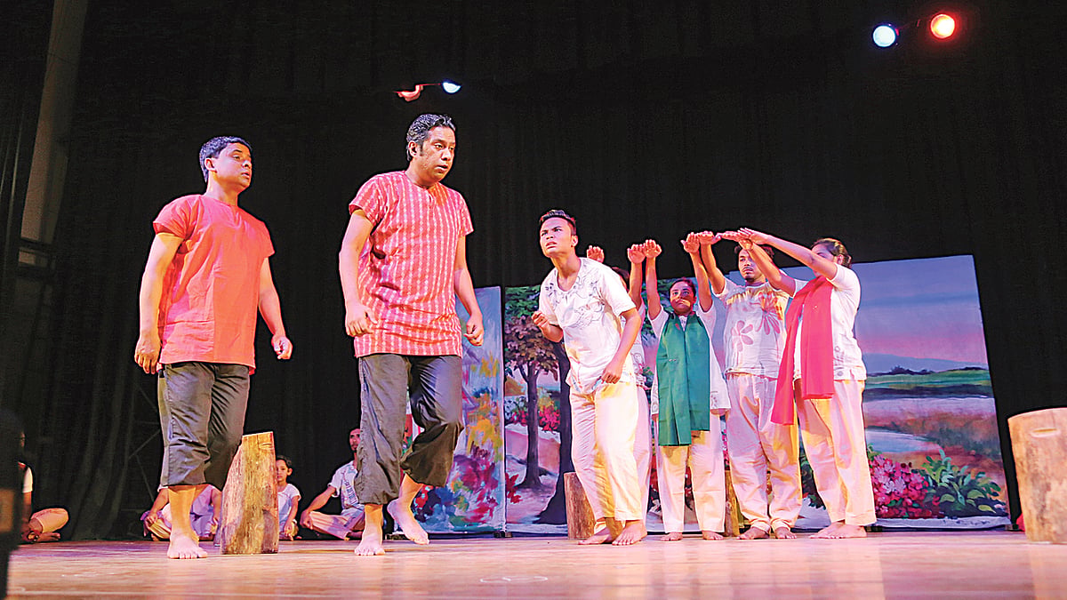 সিলেট নগরের কবি নজরুল অডিটরিয়ামে গতকাল সন্ধ্যায় মঞ্চস্থ করা হয় ‘হট্টমালার ওপারে’ নাটকটি।  প্রথম আলো