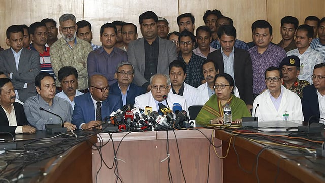 সংবাদ সম্মেলনে বক্তব্য রাখছেন বিএসএমএমইউর উপাচার্য কনক কান্তি বড়ুয়া। ছবি: প্রথম আলো