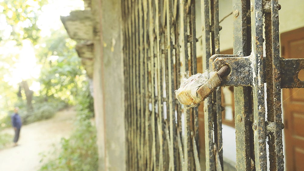 চট্টগ্রাম নগরের হাজী মুহাম্মদ মহসিন কলেজের ছাত্রাবাসে তিন বছর ধরে তালা ঝুলছে। সম্প্রতি ছবিটি তোলা।  প্রথম আলো।