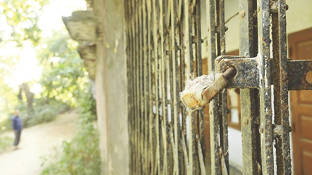 চট্টগ্রাম নগরের হাজী মুহাম্মদ মহসিন কলেজের ছাত্রাবাসে তিন বছর ধরে তালা ঝুলছে। সম্প্রতি ছবিটি তোলা।  প্রথম আলো।