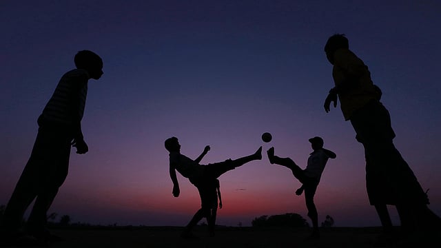 বল নিয়ে তুমুল যুদ্ধ