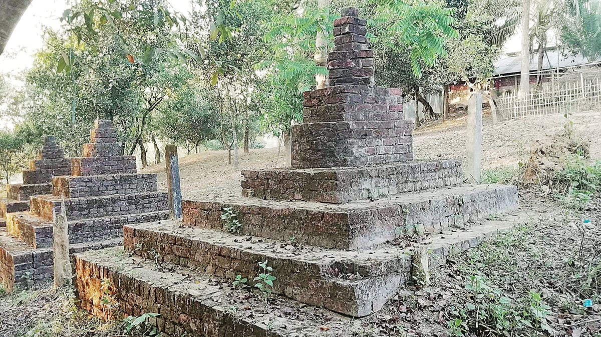 অযত্নে নষ্ট হচ্ছে রাজ পরিবারের সদস্যদের স্মৃতির উদ্দেশ্যে তৈরি মিনারগুলো। ছবিটি বিশ্বশান্তি মহামুনি বৌদ্ধ চৈত্য বিহার প্রাঙ্গণে।  জয়ন্তী দেওয়ান