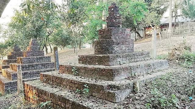 অযত্নে নষ্ট হচ্ছে রাজ পরিবারের সদস্যদের স্মৃতির উদ্দেশ্যে তৈরি মিনারগুলো। ছবিটি বিশ্বশান্তি মহামুনি বৌদ্ধ চৈত্য বিহার প্রাঙ্গণে।  জয়ন্তী দেওয়ান