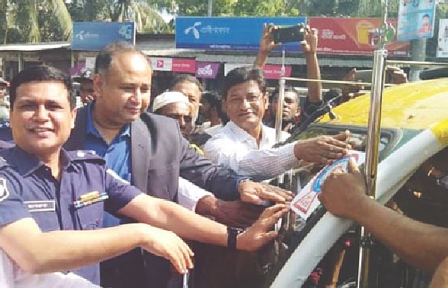শহরকে যানজটমুক্ত করতে অটোরিকশার শহর সার্ভিসের উদ্বোধন করছেন জেলা প্রশাসক সারওয়ার মুর্শেদ চৌধুরী। গতকাল শহরের বটতলা এলাকায়। ছবি: প্রথম আলো