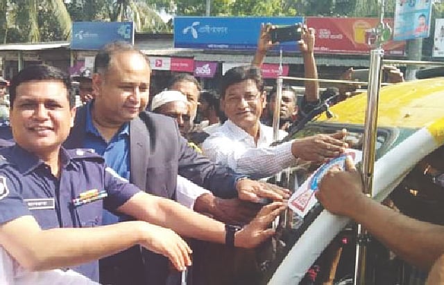 শহরকে যানজটমুক্ত করতে অটোরিকশার শহর সার্ভিসের উদ্বোধন করছেন জেলা প্রশাসক সারওয়ার মুর্শেদ চৌধুরী। গতকাল শহরের বটতলা এলাকায়। ছবি: প্রথম আলো