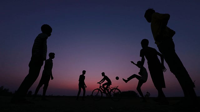 পশ্চিম আকাশে দিনের আলো নিভিয়ে বিদায় নিচ্ছে সূর্য। খেলায় মেতেছে শিশুরা