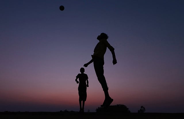 বেলা যায় যাক, তবু খেলার নেশা কাটে না