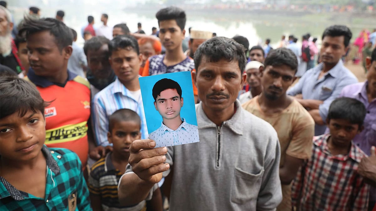 নিখোঁজ সোহাগের ছবি হাতে বাবা শরিফুল ইসলাম। ছবি: আবদুস সালাম