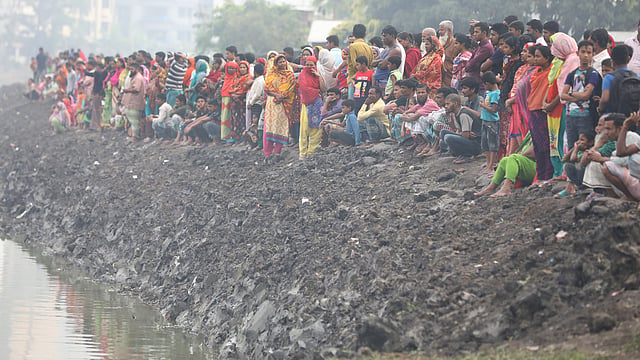 লেকের পাড়ে উৎসুক জনতার ভিড়।