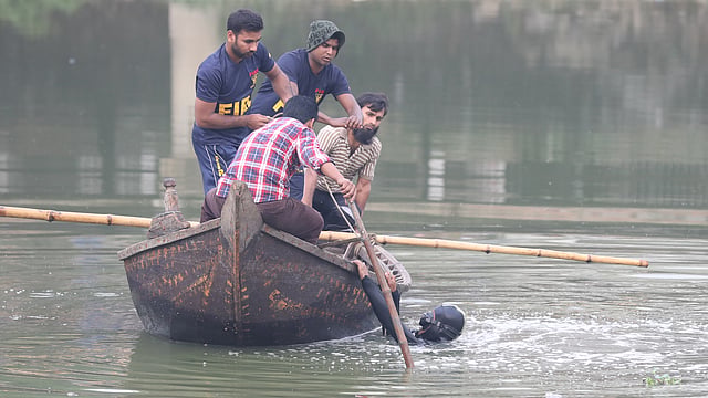 সোহাগকে খুঁজছেন ফায়ার সার্ভিসের এক ডুবুরি।