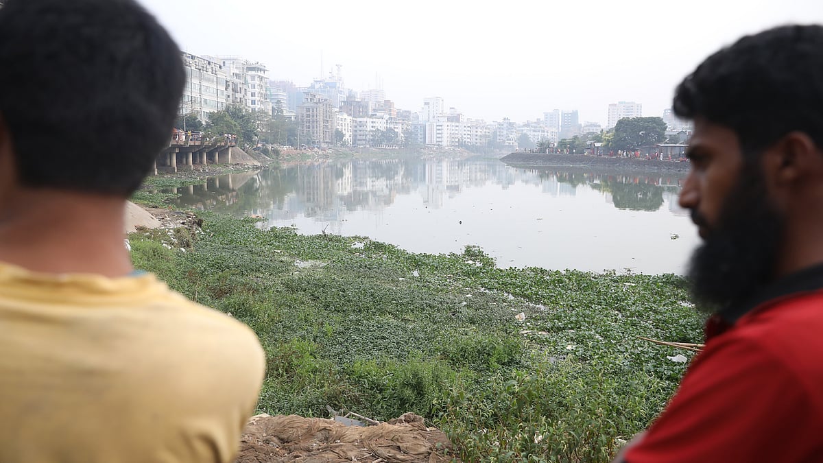 কড়াইল বস্তির পাশের এই লেকেই পড়ে যায় সোহাগ।
