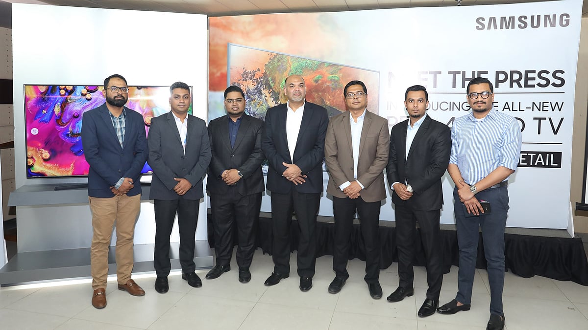 নতুন টিভি উদ্বোধন করেন স্যামসাং ও ট্রান্সকম ইলেকট্রনিকসের কর্মকর্তারা। ছবি: সংগৃহীত