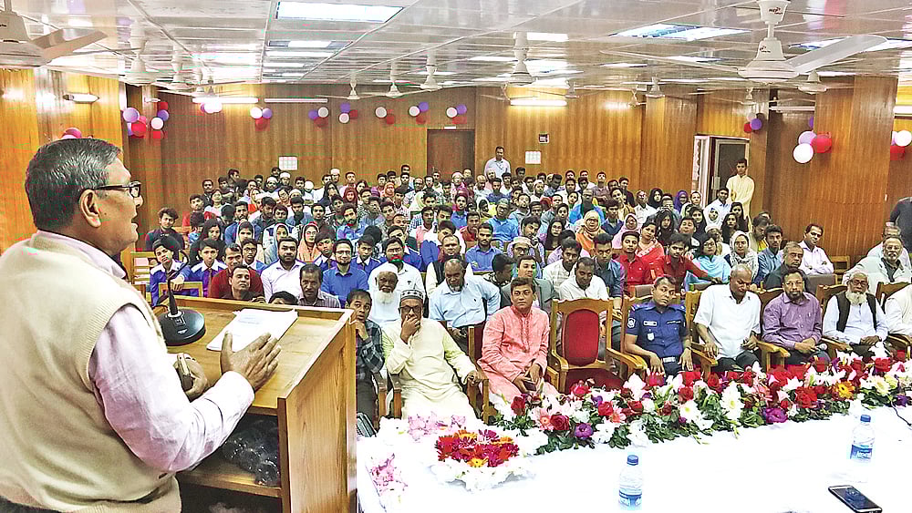 ‘পাঠকের মুখোমুখি প্রথম আলো’ অনুষ্ঠানে কথা বলছেন বেসরকারি সংস্থার পরিচালক সামসুদ্দিন আহম্মেদ। গতকাল বিকেলে বরগুনার সরকারি জেলা গণগ্রন্থাগার মিলনায়তনে। ছবি: প্রথম আলো