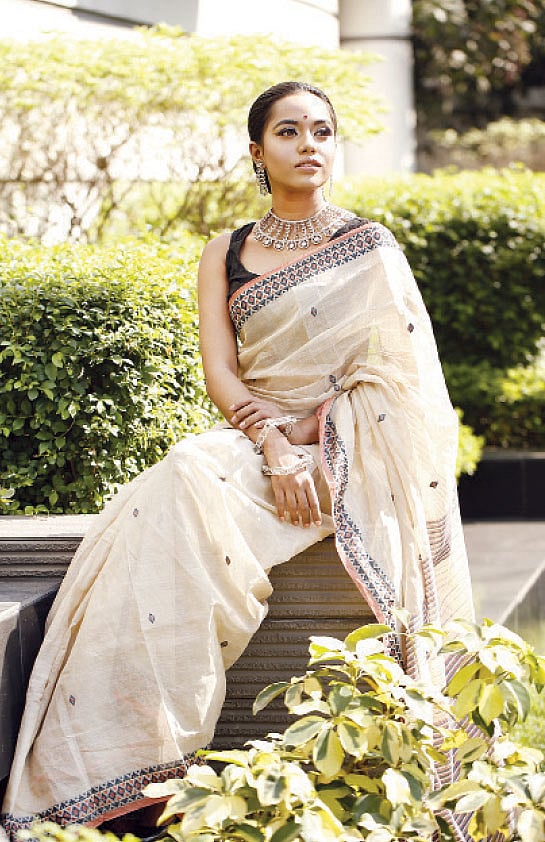 সুতি শাড়ির সঙ্গে মানিয়ে যাবে ভারী রুপালি গয়না। গয়না: গ্ল্যুড টুগেদার, শাড়ি: অরণ্য