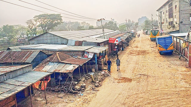 পুরান ঢাকার রাসায়নিকের গুদাম সরিয়ে বাংলাদেশ স্টিল ইঞ্জিনিয়ারিং করপোরেশনের (বিএসইসি) এই জমিতে নেওয়ার কথা, যা দীর্ঘদিন ধরে বেদখল। সেখানে বাস করছে প্রায় ৪০০ পরিবার। গতকাল টঙ্গীর কাঁঠালদিয়ায়।  ছবি: আল-আমিন