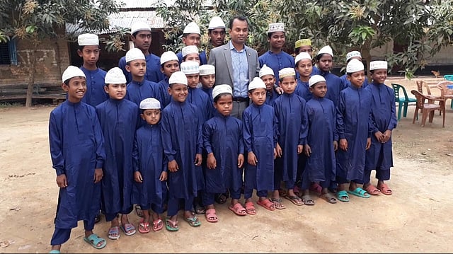 নতুন পাঞ্জাবি-পায়জামা পেয়ে আনন্দিত দিনাজপুরের নবাবগঞ্জ উপজেলার ফতেহপুর মাড়াষ এতিমখানার ২৬ শিশু। ছবি: এএসএম আলমগীর
