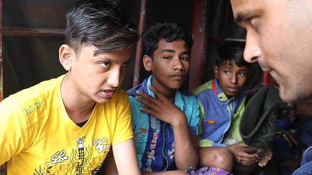 সোহাগ নিখোঁজ হওয়ার আগে এই শিশু-কিশোরদের সঙ্গেই ছিল সে। তাদের কাছ থেকে তথ্য নিচ্ছেন ফায়ার সার্ভিসের একজন।