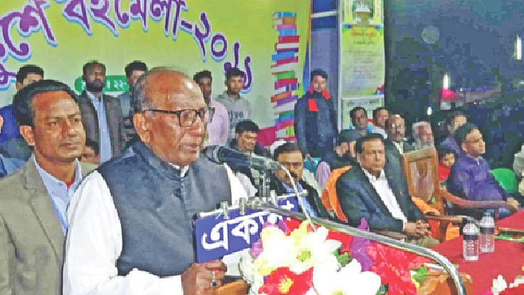 নির্বাচন কমিশনের নিষেধাজ্ঞা সত্ত্বেও স্থানীয় সাংসদ আবদুল কুদ্দুস রোববার সন্ধ্যায় উপজেলার রাজাপুর উচ্চবিদ্যালয় মাঠে বইমেলায় বক্তব্য দেন। প্রথম আলো