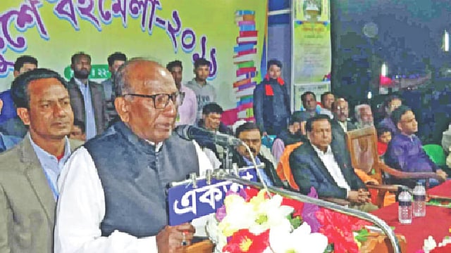 নির্বাচন কমিশনের নিষেধাজ্ঞা সত্ত্বেও স্থানীয় সাংসদ আবদুল কুদ্দুস রোববার সন্ধ্যায়  উপজেলার রাজাপুর উচ্চবিদ্যালয় মাঠে বইমেলায় বক্তব্য দেন।  প্রথম আলো