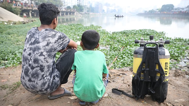 আজ সকাল থেকে পুরো লেকে অনুসন্ধান চালান ফায়ার সার্ভিসের লোকজন।