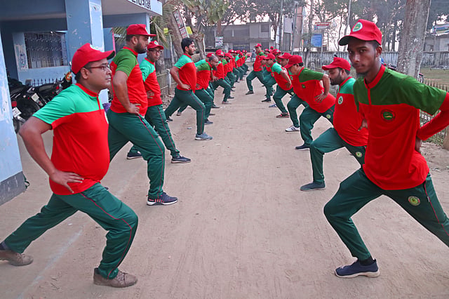 ৩৩ জনের দল হলে গঠন করা হয় শরীরচর্চাভিত্তিক সংগঠন ‘আমরা সবুজ সংঘ’।