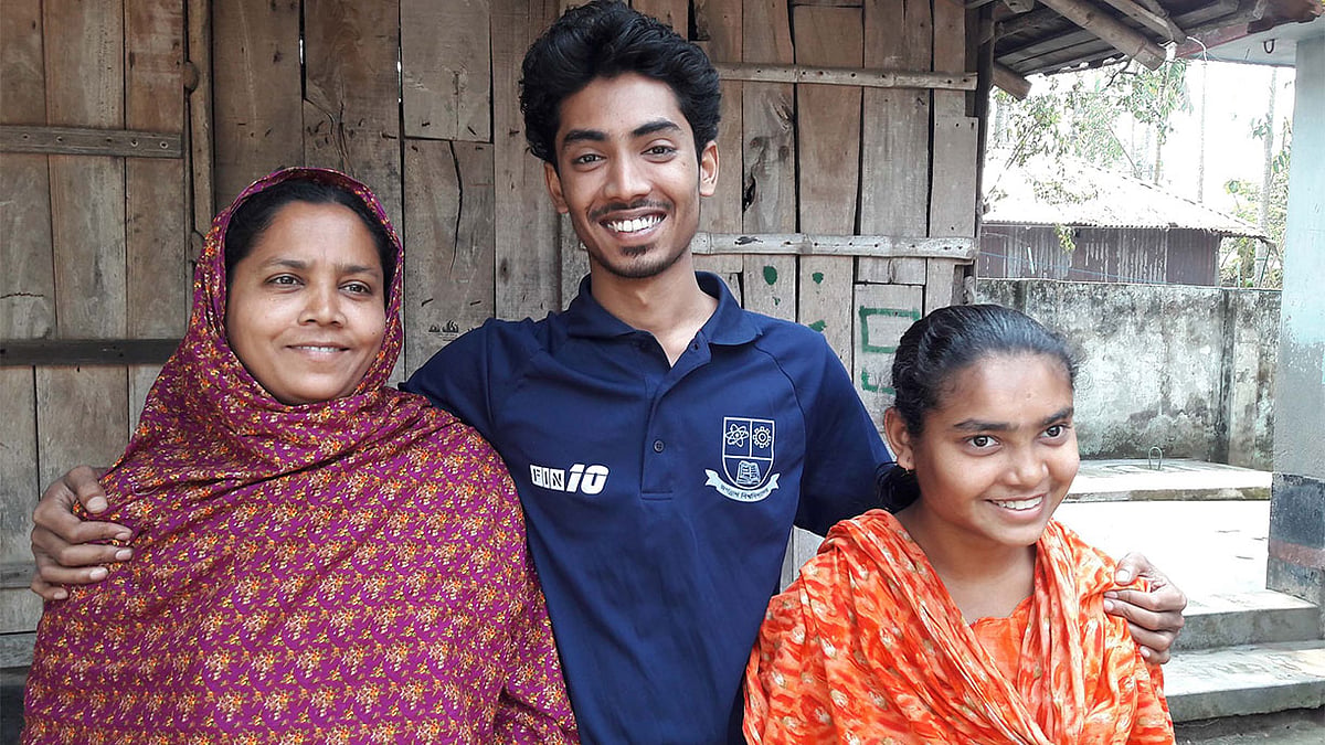 মা ও বোনের সঙ্গে নিজ বাড়িতে এহসান। নওয়াগ্রাম, কালিয়া, নড়াইল, ৬ মার্চ। ছবি: মারুফ সামদানী