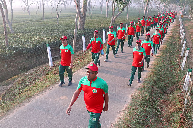 প্রতিদিন ভোরে হাঁটার অভ্যাস তাঁদের।