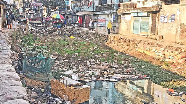 আবর্জনায় ভরে গেছে কাটাসুর খাল।  গত শনিবার তোলা ছবি।  প্রথম আলো
