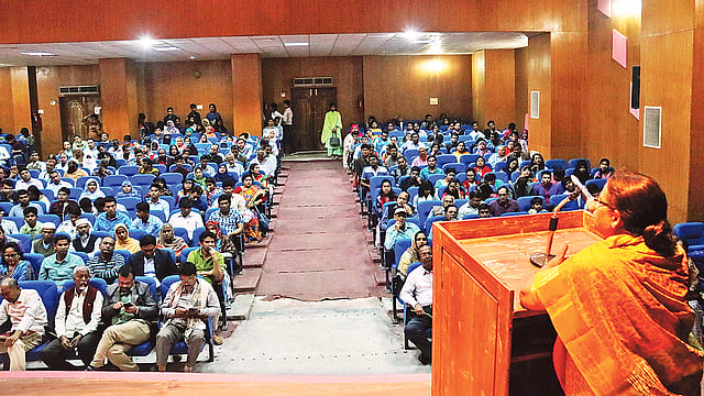 পটুয়াখালীতে ‘পাঠকের মুখোমুখি প্রথম আলো’ অনুষ্ঠানে বক্তব্য দেন অধ্যাপক শিরিন নাহার। গতকাল জেলার শিশু একাডেমী মিলনায়তনে।  প্রথম আলো।