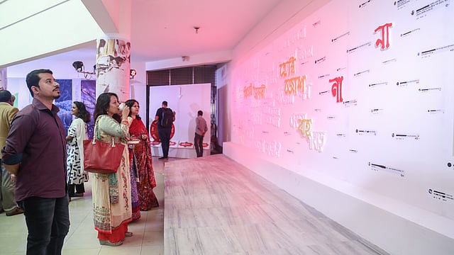 প্রদর্শনী ঘুরে দেখছেন দর্শনার্থীরা। বাংলাদেশ শিল্পকলা একাডেমি, ঢাকা, ৬ মার্চ। ছবি: সাবরিনা ইয়াসমীন