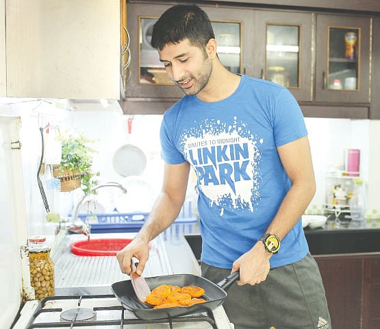 ঘরে-বাইরে সমানভাবে স্মার্ট হতে বাইরের কাজের পাশাপাশি ঘরের কাজও করুন। মডেল: ইমরান, ছবি: অধুনা