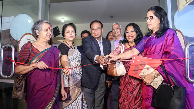 বাংলাদেশ শিল্পকলা একাডেমির সংগীত ও নৃত্যকলা মিলনায়তনে ‘শব্দে জব্দ নারী’ শীর্ষক প্রদর্শনীর উদ্বোধন করেন অতিথিরা। ঢাকা, ৬ মার্চ। ছবি: সাবরিনা ইয়াসমীন