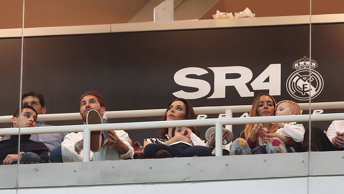 বার্নাব্যুর গ্যালারিতে ব্যক্তিগত বক্সে বন্ধু-বান্ধব ও স্বজনদের নিয়ে খেলা দেখছেন রামোস। ছবি: টুইটার