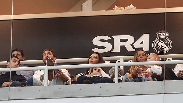 বার্নাব্যুর গ্যালারিতে ব্যক্তিগত বক্সে বন্ধু-বান্ধব ও স্বজনদের নিয়ে খেলা দেখছেন রামোস। ছবি: টুইটার