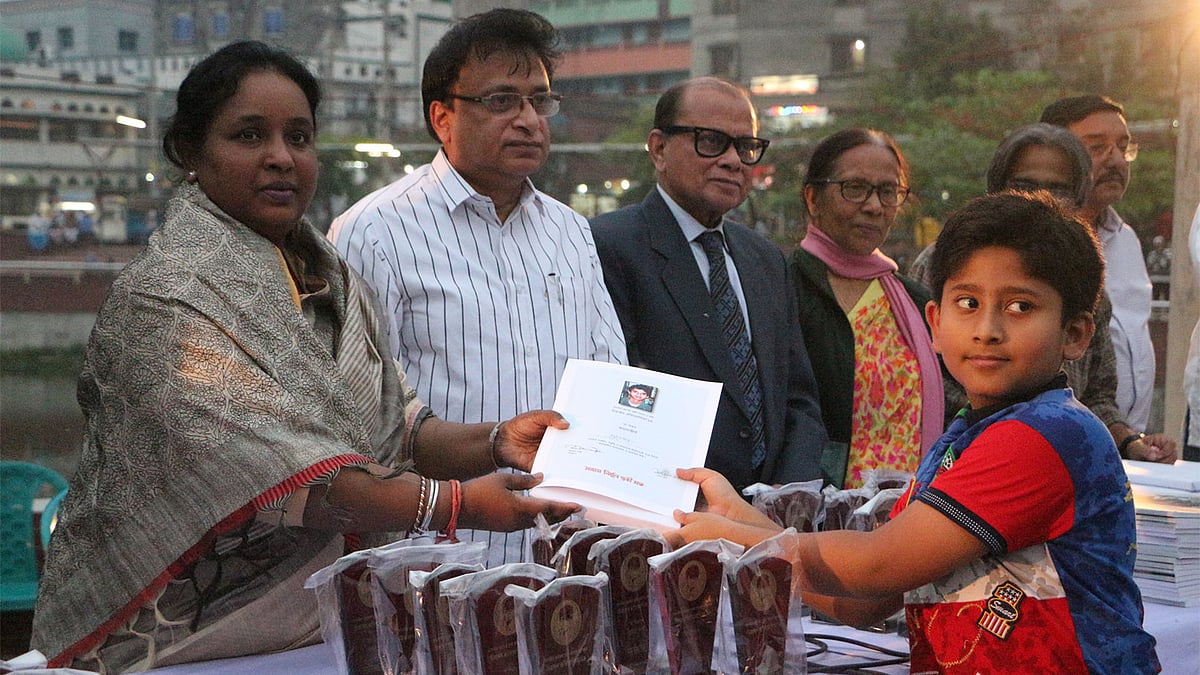 ত্বকী হত্যার ষষ্ঠ বার্ষিকী স্মরণে চিত্রাঙ্কন প্রতিযোগিতার পুরস্কার বিতরণী অনুষ্ঠানে জয়ীদের পুরস্কার তুলে দিচ্ছেন মেয়র সেলিনা হায়াৎ আইভী। চারুকলা ইনস্টিটিউট প্রাঙ্গণ, নারায়ণগঞ্জ, ৬ মার্চ । ছবি: দিনার মাহমুদ