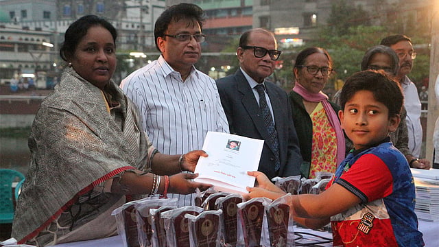 ত্বকী হত্যার ষষ্ঠ বার্ষিকী স্মরণে চিত্রাঙ্কন প্রতিযোগিতার পুরস্কার বিতরণী অনুষ্ঠানে জয়ীদের পুরস্কার তুলে দিচ্ছেন মেয়র সেলিনা হায়াৎ আইভী। চারুকলা ইনস্টিটিউট প্রাঙ্গণ, নারায়ণগঞ্জ, ৬ মার্চ । ছবি: দিনার মাহমুদ