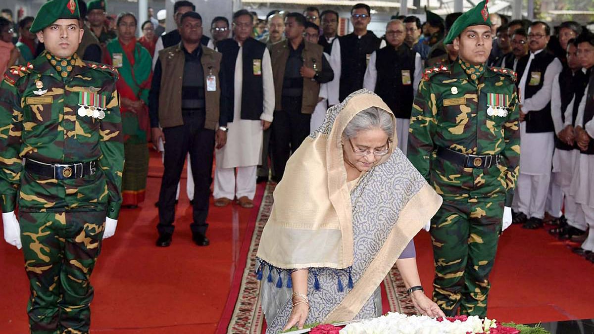 বঙ্গবন্ধু শেখ মুজিবুর রহমানের প্রতি প্রধানমন্ত্রী শেখ হাসিনার শ্রদ্ধা। ছবি: ইউএনবি