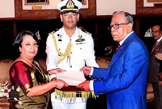 ভারতের হাইকমিশনার রীভা গাঙ্গুলী দাস রাষ্ট্রপতি মো. আবদুল হামিদের কাছে তাঁর পরিচয়পত্র পেশ করছেন। বঙ্গভবন, ঢাকা, ৭ মার্চ। ছবি: বাসস