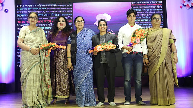 জেনিফার, মিরোনা ও নুসরাতকে ফুল দিয়ে শুভেচ্ছা জানান অতিথিরা।