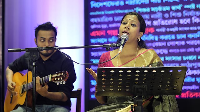 অনুষ্ঠানে গান করছেন কৃষ্ণকলি ইসলাম ও তাঁর দল।