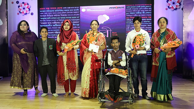 আন্তর্জাতিক নারী দিবস সামনে রেখে প্রীতি সম্মিলনের আয়োজন করেছে প্রথম আলো। ছায়ানট মিলনায়তনে অনুষ্ঠানে সম্মাননা জানানো সমাজের বিভিন্ন ক্ষেত্রে অবদান রাখা নারীদের। ধানমন্ডি, ঢাকা, ৭ মার্চ। ছবি: আবদুস সালাম