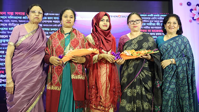 ড. নাজমিন বেগম এবং আলোর পাঠশালার শিক্ষক রিজিয়া খাতুনকে ফুল দিয়ে শুভেচ্ছা জানান অতিথিরা।