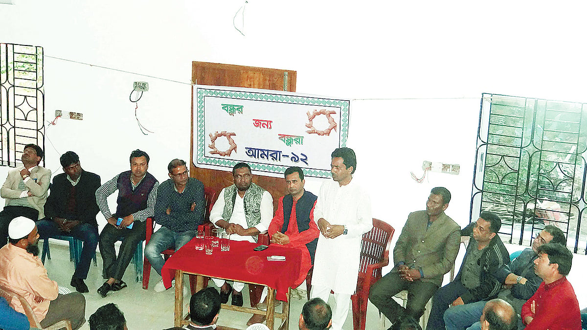 প্রার্থী আনোয়ার হোসেনের বাসায় গতকাল।